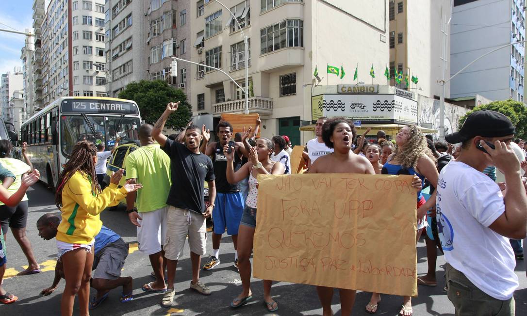 Moradores chegaram a fechar duas faixas da Avenida Princesa Isabel Foto: Domingos Peixoto / Agência O Globo