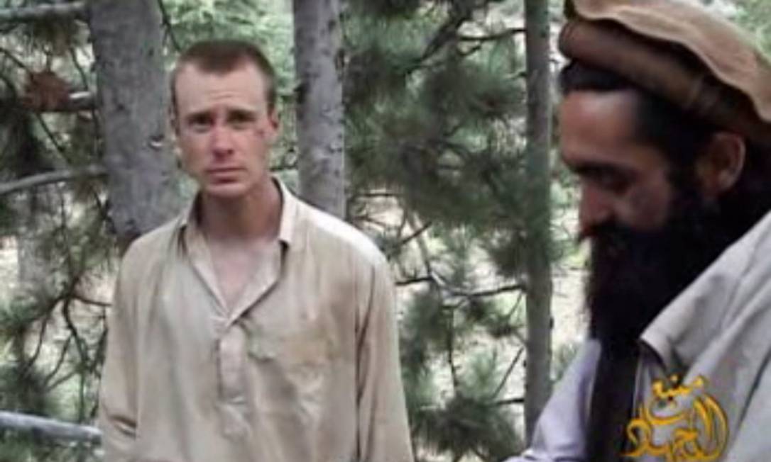 O sargento Bowe Bergdahl em vídeo produzido pelos talibãs em 7 de dezembro de 2010 Foto:
Reprodução
/
AFP
