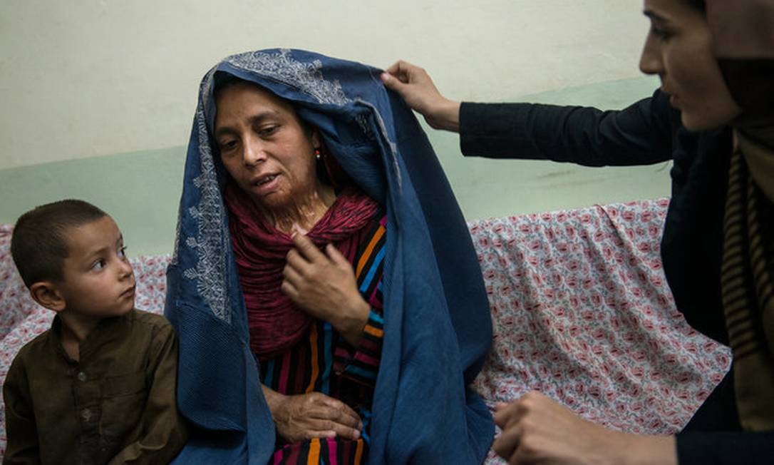 Zahra mostra suas cicatrizes para uma advogada em Pul-i-Kumri Foto: The New York Times / Lynsey Addario