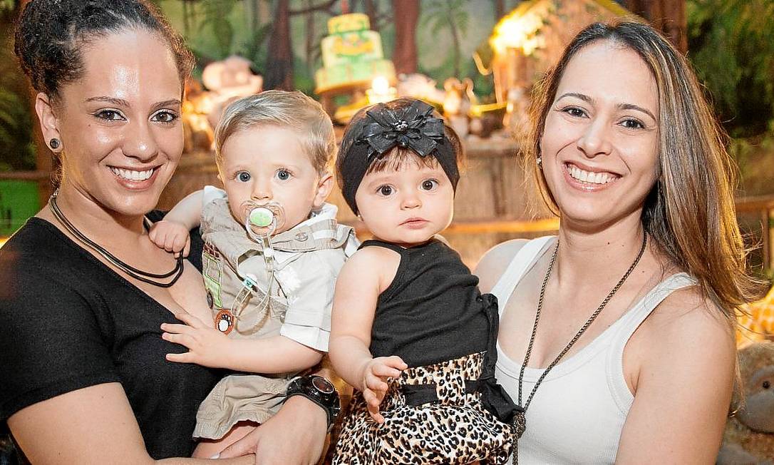 <bold>Em dobro.</bold> Thais Musachi (de preto) e Luciana Avelar com os gêmeos Lucca e Laura: gravidez compartilhada Foto: Arquivo pessoal 