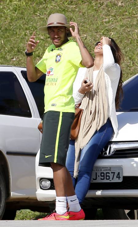 ...o casal ganhou um momento a sós, ainda que estivesse sendo observado por toda a imprensa de longe Foto: Ivo Gonzalez / Agência O Globo
