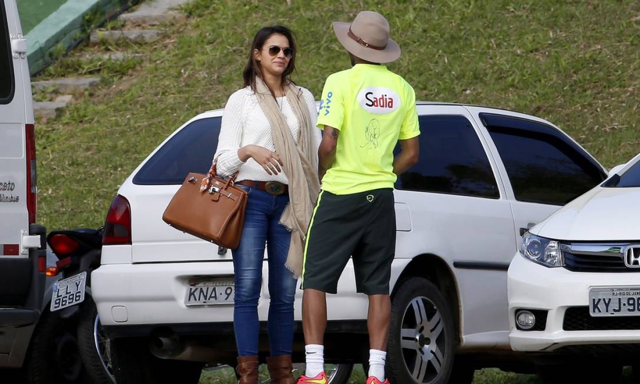Após o treino, Neymar foi ao encontro da namorada Foto: Ivo Gonzalez / Agência O Globo