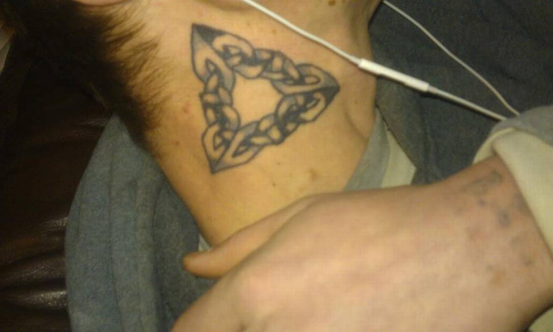 
No perfil do Facebook do ladrão há várias fotos da tatuagem dele
Foto:
/
Reprodução Facebook
