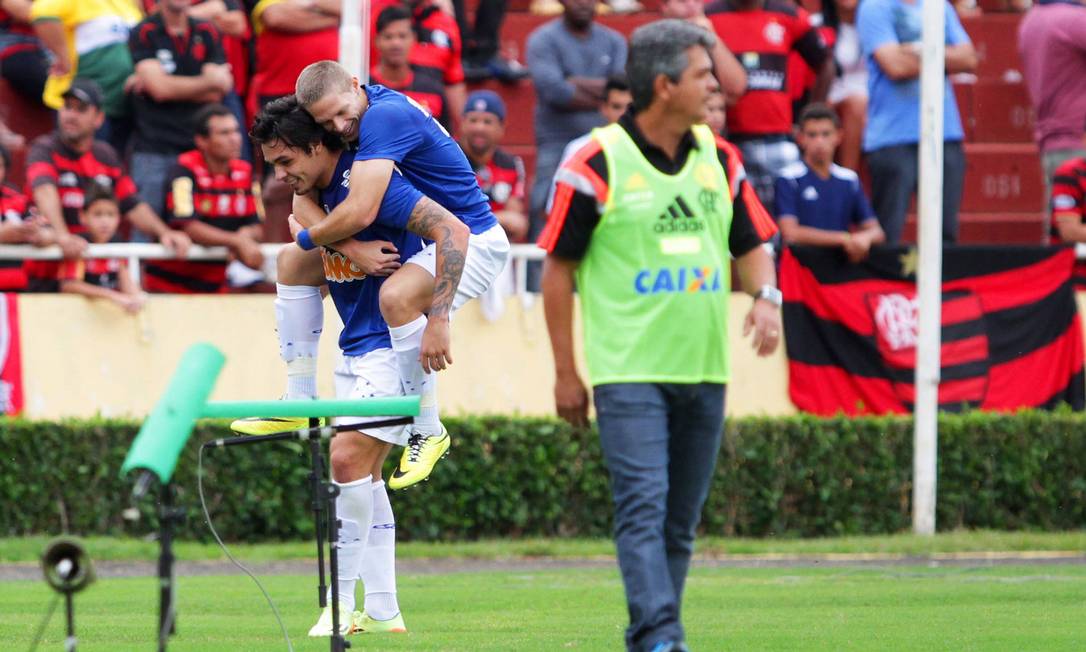 Ricardo Goulart e Marlone festejam gol do Cruzeiro sobre o Flamengo no Estádio Parque do Sabiá, em Uberlândia (MG) Foto: Célio Messias / Agência O Globo