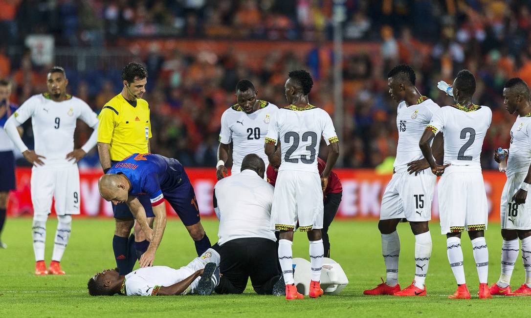 O ganês Jerry Akaminko recebe o apoio do holandês Robben após se machucar no amistoso de sábado Foto: MICHAEL KOOREN / REUTERS