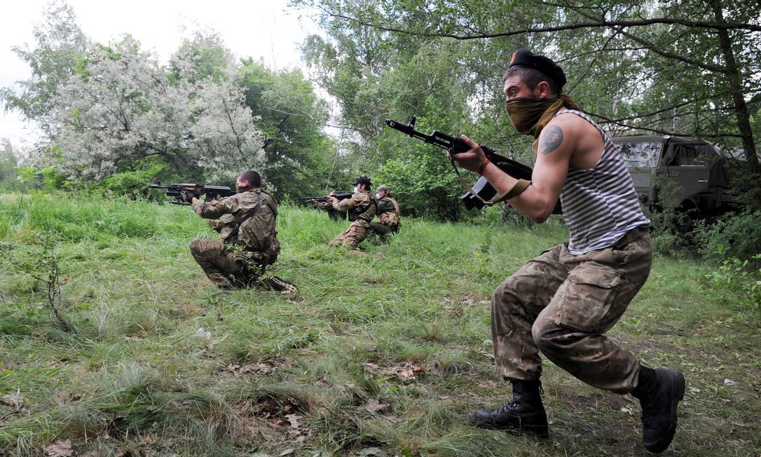 
Rebeldes pró-Rússia participam de exercícios militares perto da cidade de Donestsk
Foto:
VIKTOR DRACHEV
/
AFP
