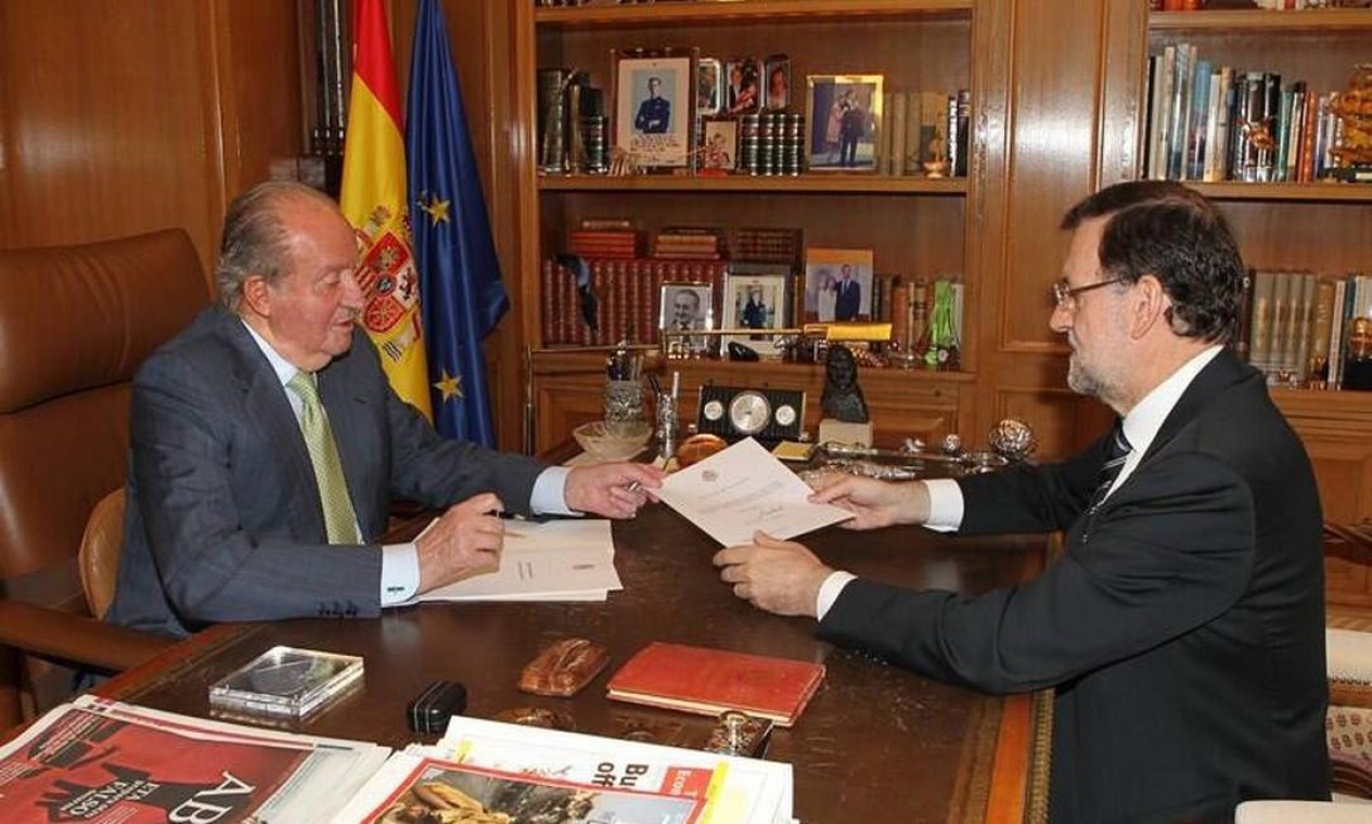 O registro da entrega da carta de renúncia do rei Juan Carlos (à esquerda) ao primeiro-ministro Mariano Rajoy: o encontro aconteceu nesta segunda-feira, 2 de junho de 2014, no Zarzuela Palcae, em Madri Foto: HO / AFP