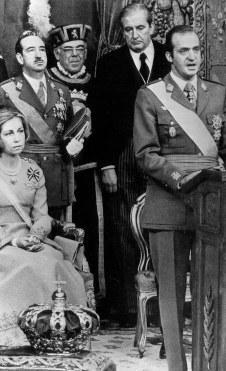 Em 22 de novembro de 1975, Juan Carlos (à direita) faz o seu primeiro discurso oficial como rei durante a cerimônia de coroação. Sentada, à esquerda, a rainha Sofia Foto: HF / AP
