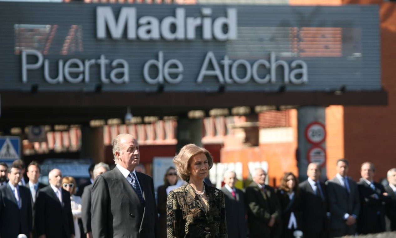 O rei Juan Carlos e a rainha Sofia fazem três minutos de silêncio durante a inauguração do memorial às vítimas dos atentados de 11 de Março de 2004, nos quais uma série de ataques terroristas na rede ferroviária de Madri deixou quase 200 mortos e cerca de 1700 feridos Foto: JAVIER SORIANO / AFP