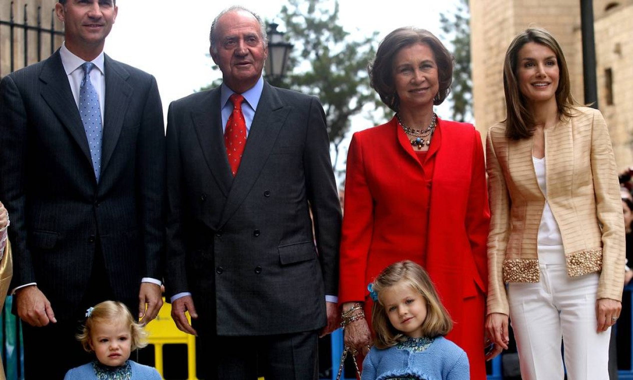 Família real espanhola reunida: esta foto de abril de 2009 mostra (a partir da esquerda) o príncipe Felipe, o rei Juan Carlos I, a rainha Sofia e a princesa Letizia com as pequenas Sofia e Leonor em Palma de Mallorca Foto: JAIME REINA / AFP