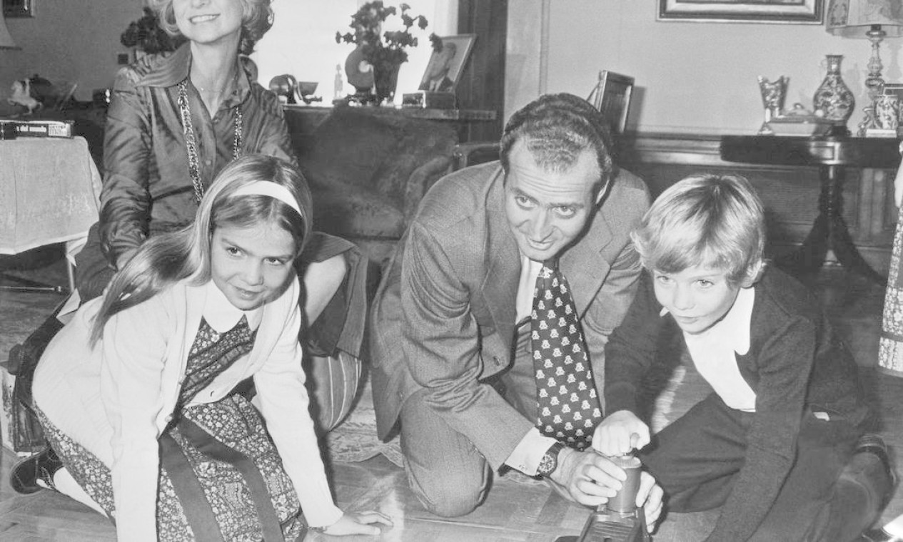 Outro registro da vida da família real: além de Juan Carlos e Felipe, esta imagem mostra ainda a rainha Sophia e a princesa Elena, então com 12 anos Foto: - / AFP