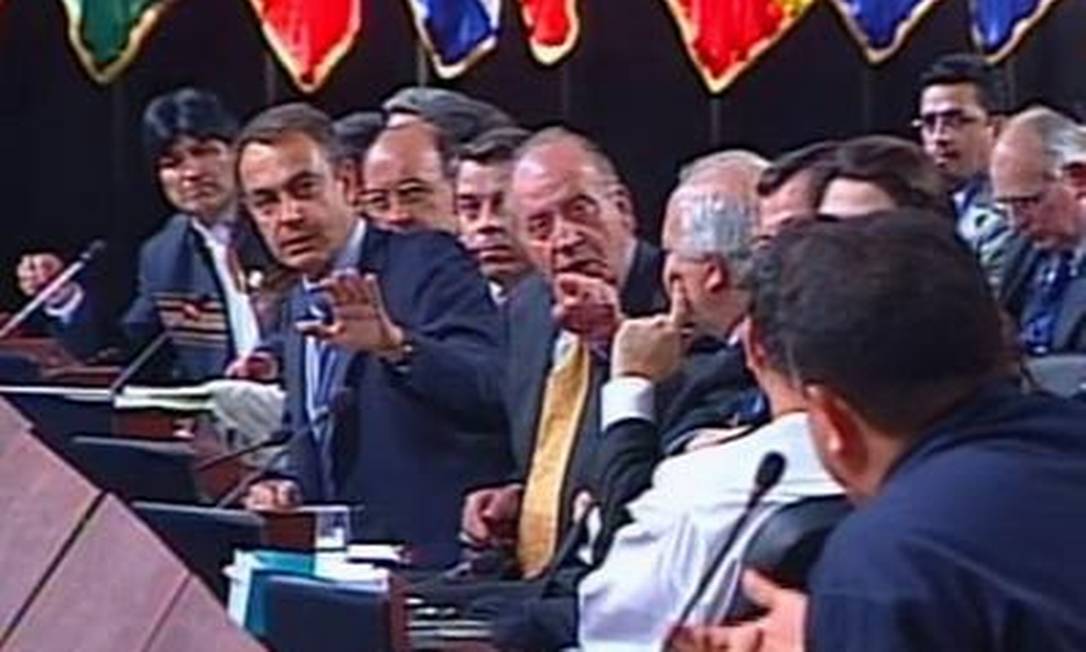 
Juan Carlos discute com Hugo Chávez, de costas: frase ‘por que no te callas?’ se tornou viral
Foto:
Reprodução de TV
