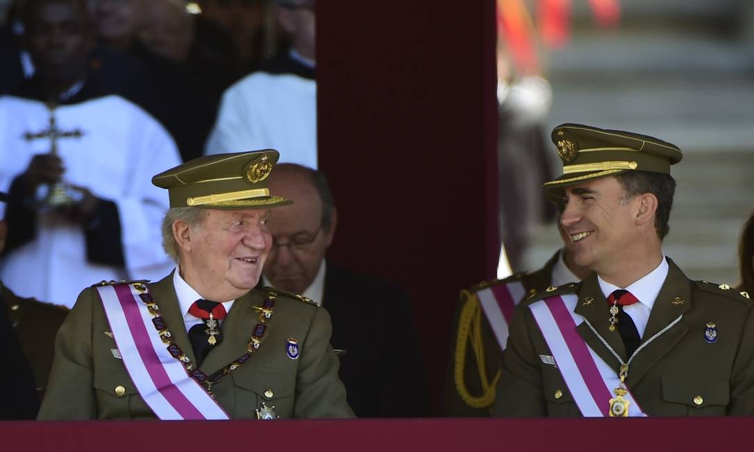 
Rei espanhol, Juan Carlos (à esq), e o príncipe Felipe se sentam durante cerimônia marcando o bicentenário da Ordem Real e Militar de São Hermenegild, no Escorial
Foto:
PIERRE-PHILIPPE MARCOU
/
AFP
