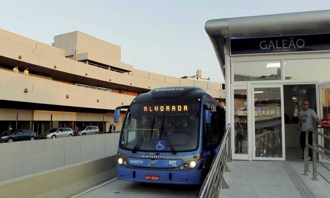 Ônibus do BRT Transcarioca começa a circular até o Aeroporto Internacional Tom Jobim Foto: Gabriel de Paiva / Agência O Globo