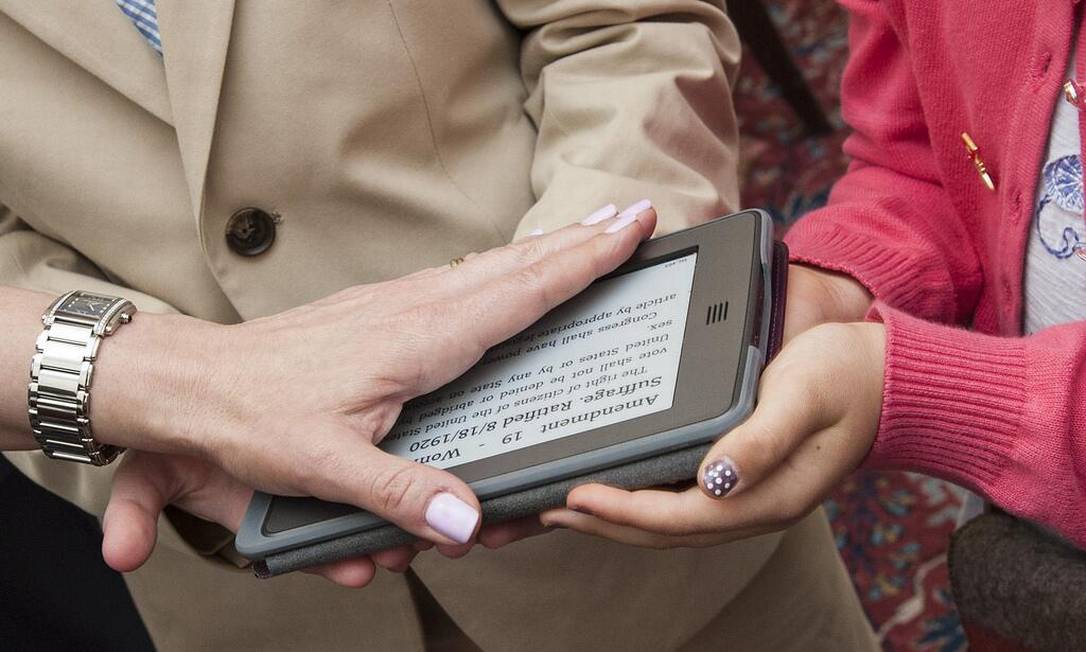 
Com a mão sobre um kindle carregado com a Constituição americana, a embaixadora dos EUA na Suíça, Suzi LeVine, se tornou a primeira da História a jurar sobre um aparelho eletrônico
Foto:
/
REPRODUÇÃO
