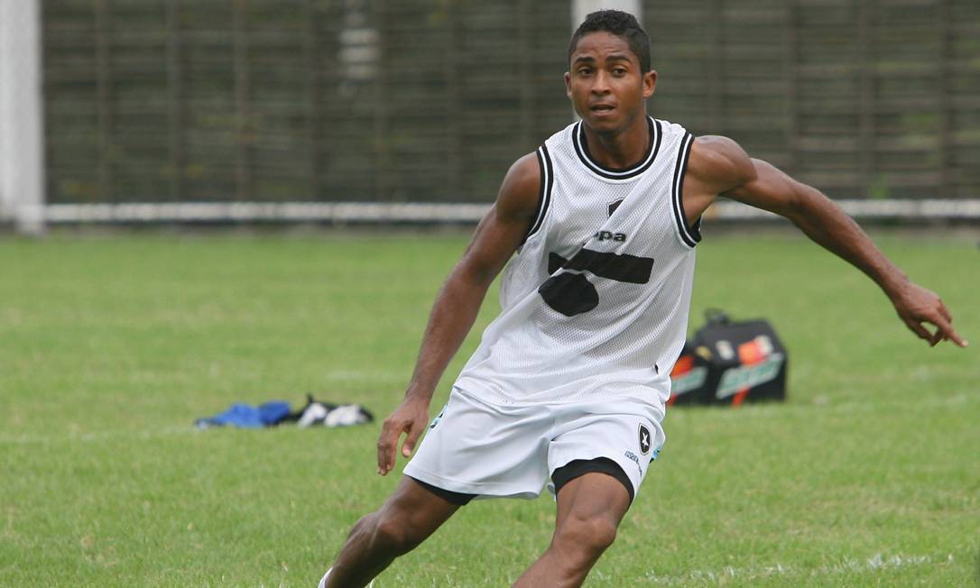 
Jorge Henrique. Botafogo quer o retorno do atacante, atualmente no Internacional
Foto:
Alexandre Cassiano

