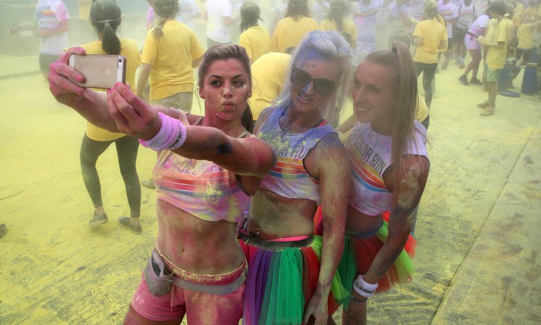 
Participantes de uma corrida na Inglaterra. ‘Selfies’ influenciaram autoimagem em diversos países, dizem especialistas
Foto:
NEIL HALL
/
Reuters
