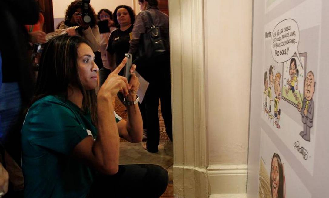 Jogadora Marta posa diante de suas fotos, na exposição 'Mulheres em campo: driblando o preconceito' está em cartaz no Museu da República, no Catete Foto: Antonio Scorza / Agência O Globo