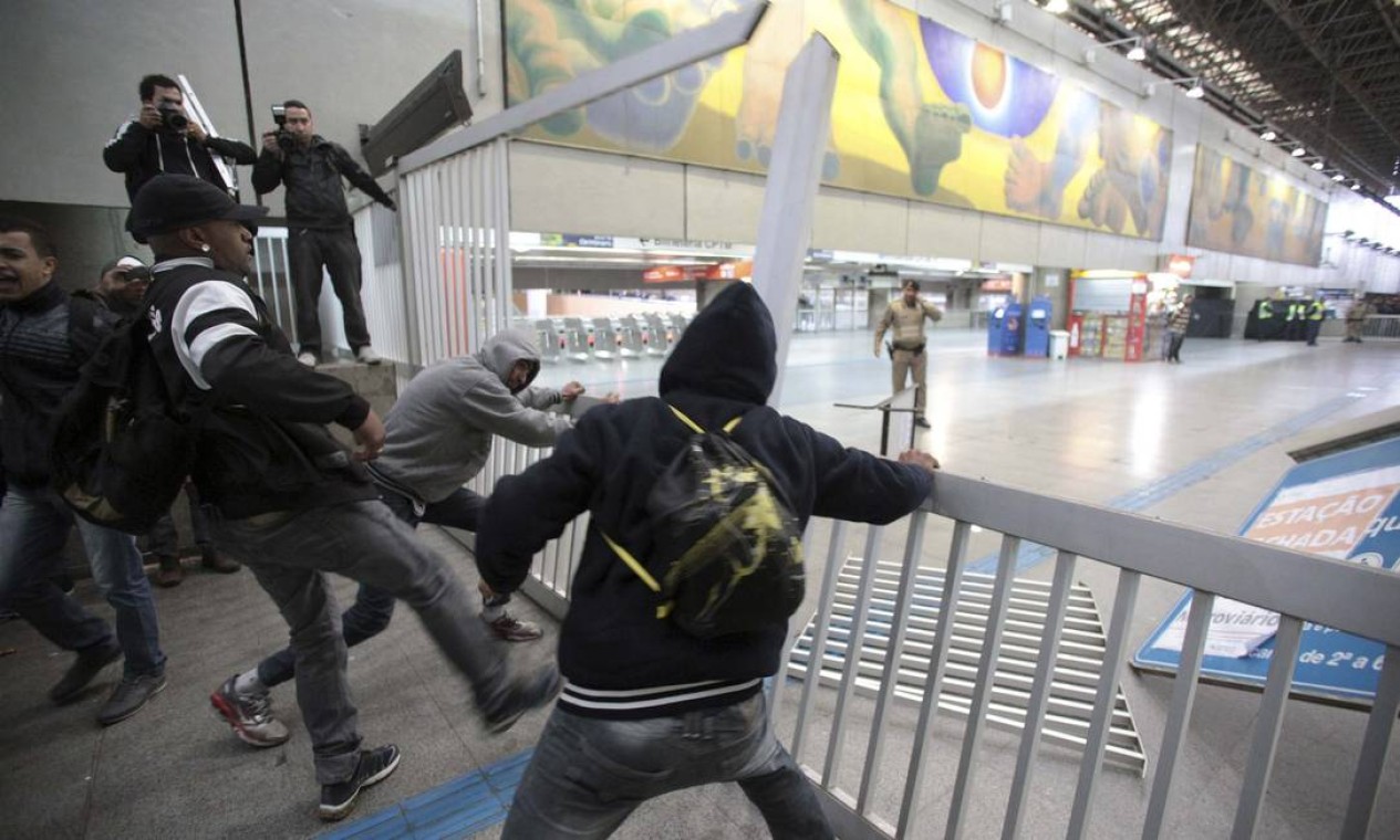Passageiros invadiram a plataforma, arrancaram portões e grades das estações e chegaram a andar pelos trilhos Foto: STRINGER/BRAZIL / REUTERS