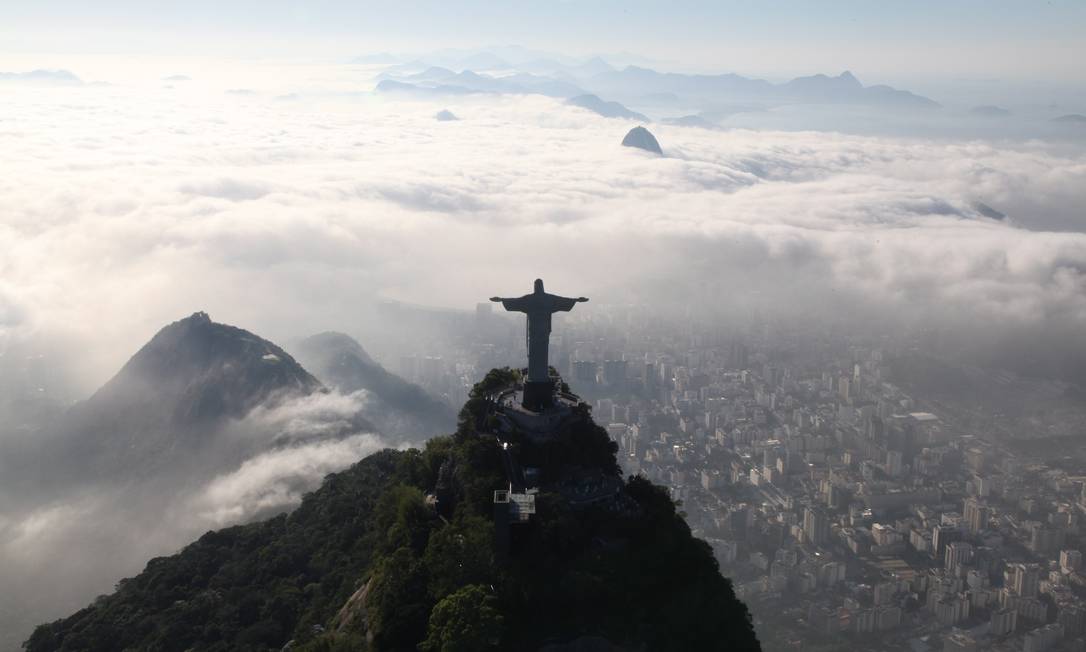 Cristo Redentor fica à frente de um tapete de nuvens Foto: Genilson Araújo / O Globo