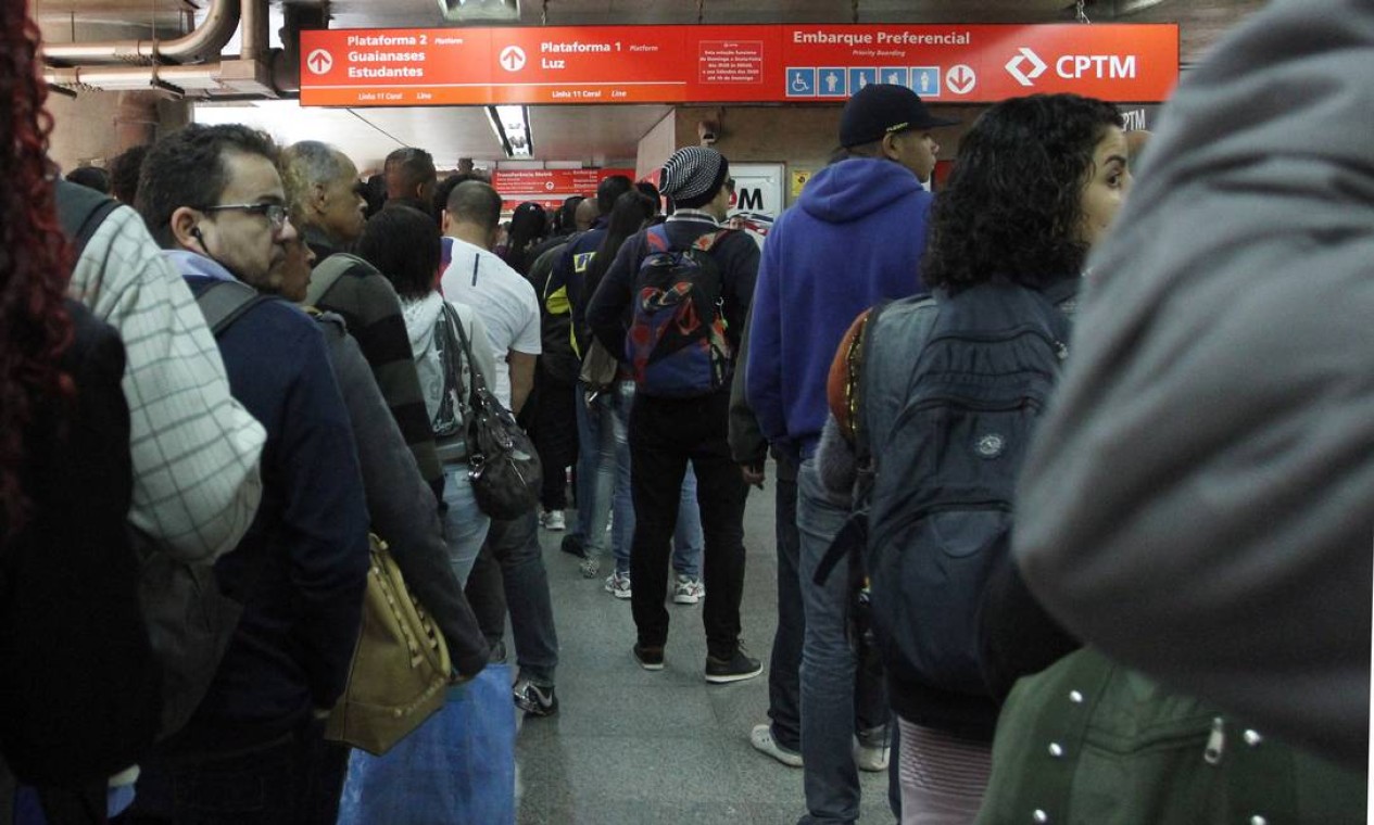 Passageiros formam fila na estação Corinthians Itaquera para embarcar no trem Foto: Fernando Donasci / Agência O Globo