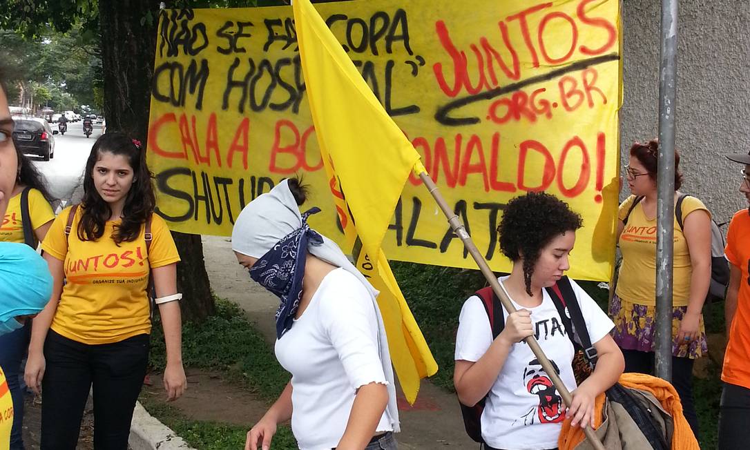 
Grupo de jovens faz protesto em frente à empresa de Ronaldo Fenômeno em São Paulo
Foto:
Jaqueline Falcão
/
Agência O Globo
