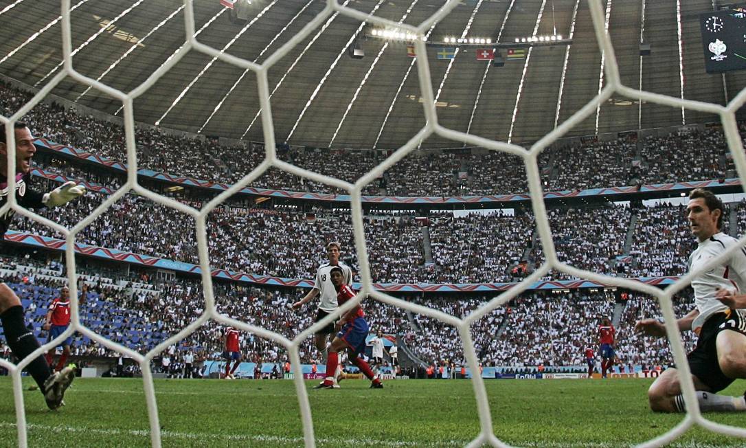 
Miroslav Klose desliza para marcar contra Costa Rica, em 2006: Alemanha, em terceiro lugar nas últimas duas Copas, foi a última seleção a vencer em casa na estreia
Foto:
Dylan Martinez
/
Reuters
