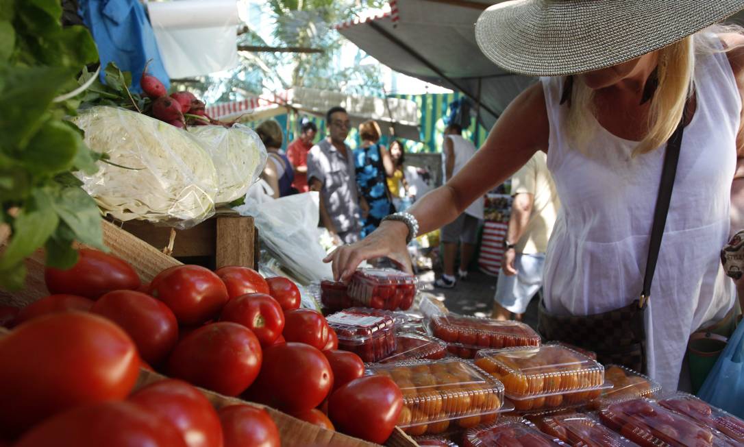 Feira livre em Ipanema, Zona Sul do Rio: inflação de alimentos ajudou a desacelerar índice em maio Foto: Custódio Coimbra / Agência O Globo