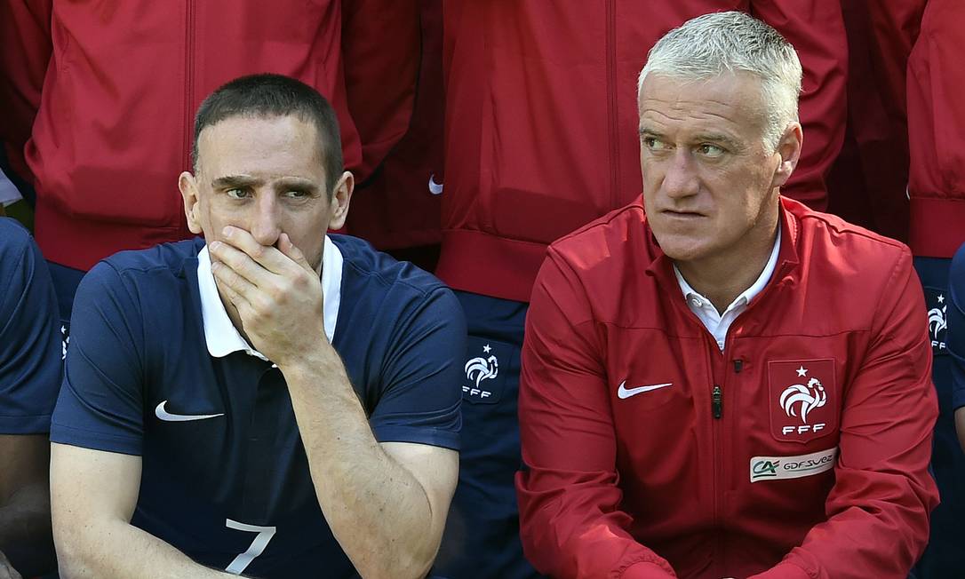 (From L) France's national football team midfielder Franck Ribery and France's head coach Didier Deschamps pose for a team group photo at the French national football team's training base in Clairefontaine-en-Yvelines, outside Paris, on June 6, 2014, during France's national football team's preparation for the upcoming FIFA 2014 World Cup in Brazil. AFP PHOTO / FRANCK FIFE Foto: FRANCK FIFE / AFP