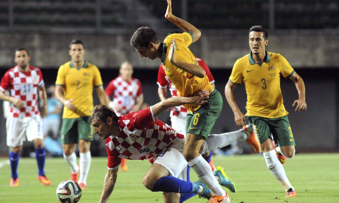 Croatia's Nikita Jelavic (L) falls while battling Australia's Matthew Spiranovic during an international friendly soccer match, ahead of the 2014 World Cup, in Salvador, June 6, 2014. REUTERS/Angelo Pontes (BRAZIL - Tags: SPORT SOCCER WORLD CUP) Foto: STRINGER / REUTERS