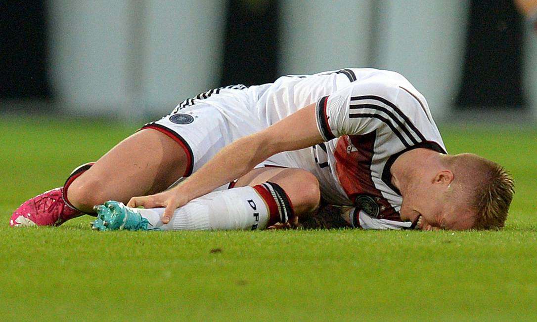
Marco Reus no momento que sofreu a lesão. Alemão é mais um a perder a Copa por lesão
Foto:
Thomas Eisenhuth
/
AP
