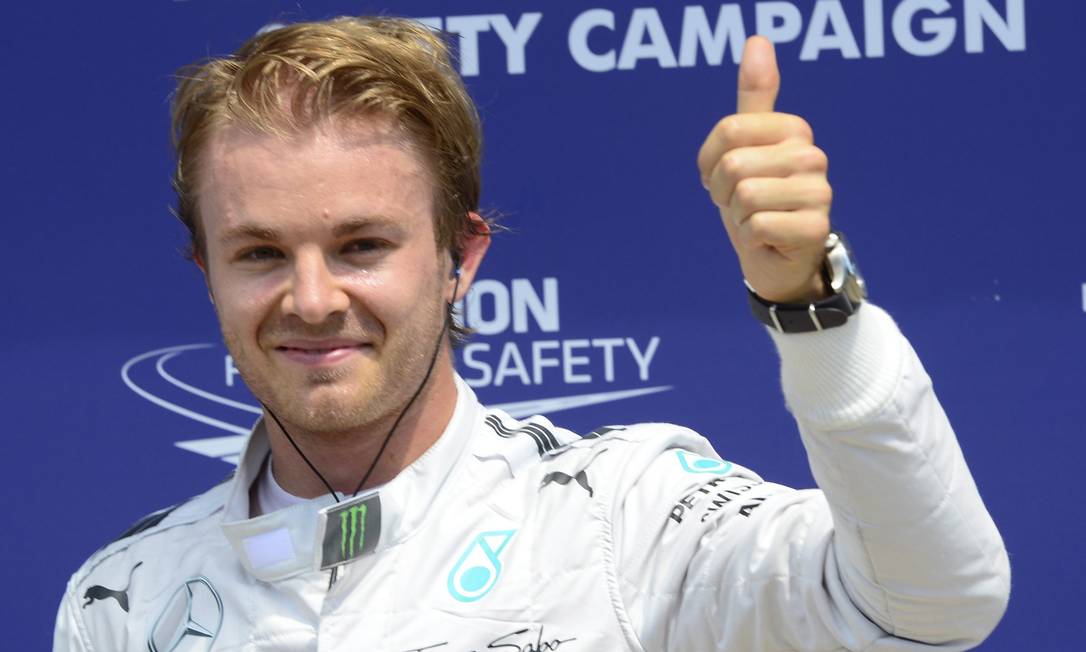 
O piloto da Mercedes Nico Rosberg sorri e ergue o polegar para comemorar sua pole position para o GP do Canadá, a terceira dele na atual temporada da F-1
Foto:
/
Paul Chiasson/AP
