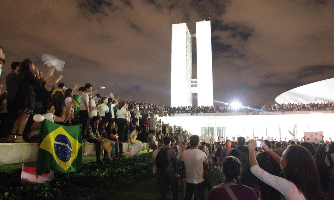 
Estudantes tomaram a laje do Congresso Nacional durante manifestação na esplanada, em junho do ano passado
Foto:
André Coelho
/
Agência O Globo
