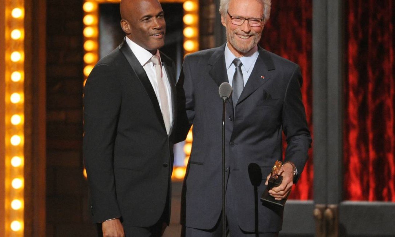 Clint Eastwood anuciou o prêmio de melhor direção conquistado por Kenny Leon por 'A raisin in the sun' Foto: Evan Agostini / Evan Agostini/Invision/AP