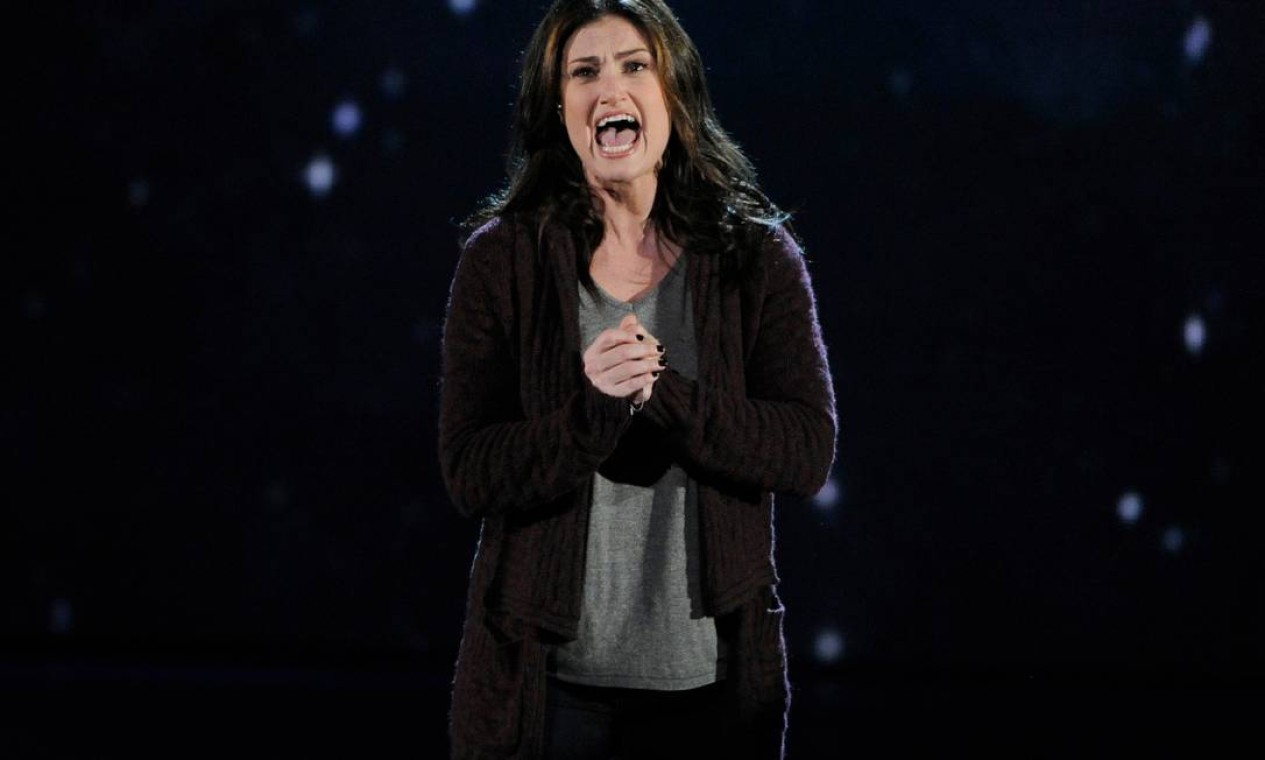 Idina Menzel canta durante a premiação do Tony no Radio City Music Hall Foto: Evan Agostini / Evan Agostini/Invision/AP