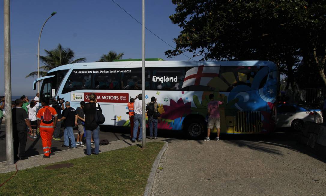 
Ônibus da Inglaterra fica atravessado na orla esperando jogador
Foto:
Marcelo Carnaval
/
Agência O Globo
