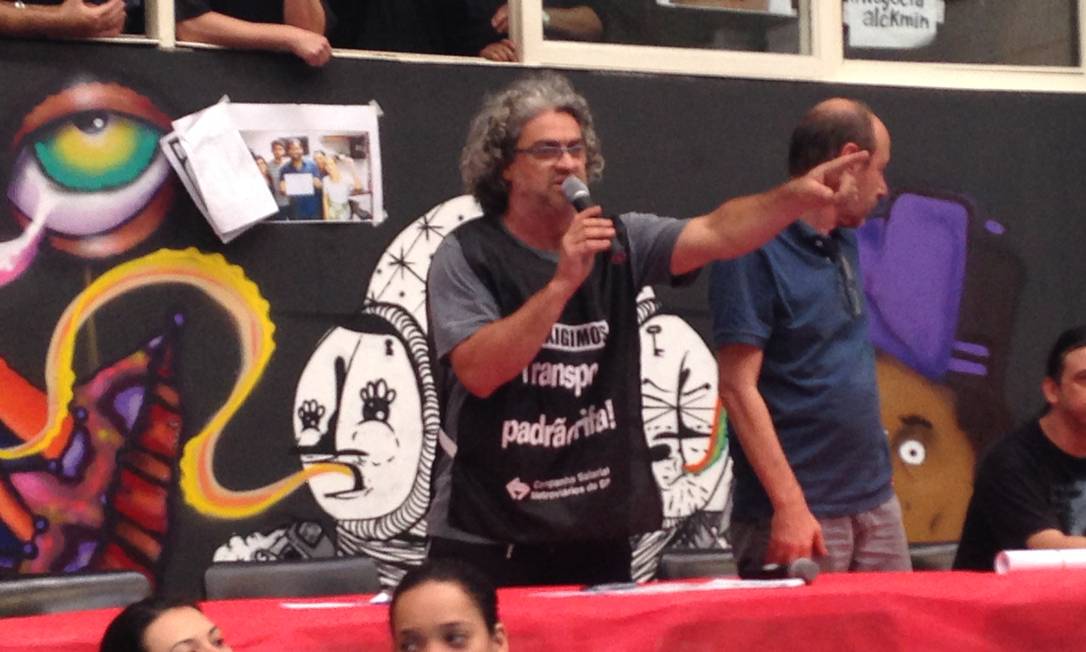 
Alex Fernandes, um dos diretores do Sindicato dos Metroviários discursa para grevistas em assembleia
Foto:
Cleide Carvalho
