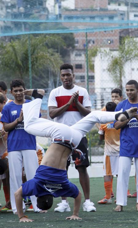 Sturridge, atacante do Liverpool , foi dos que mais se impressionou com os malabarismos da capoeira. Foto: Marcelo Carnaval / Agência O Globo