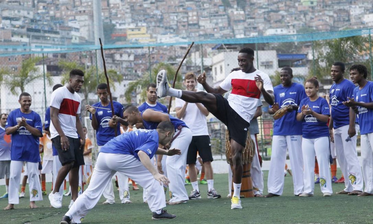Welback mostrou talento, e não fez feio na capoeira, conquistando elogios do mestre Ismael, que comandou a roda na Rocinha Foto: Marcelo Carnaval / Agência O Globo