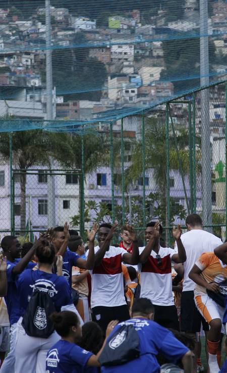 O sucesso da banda Psirico embalou o fim da visita inglesa à Rocinha Foto: Marcelo Carnaval / Agência O Globo