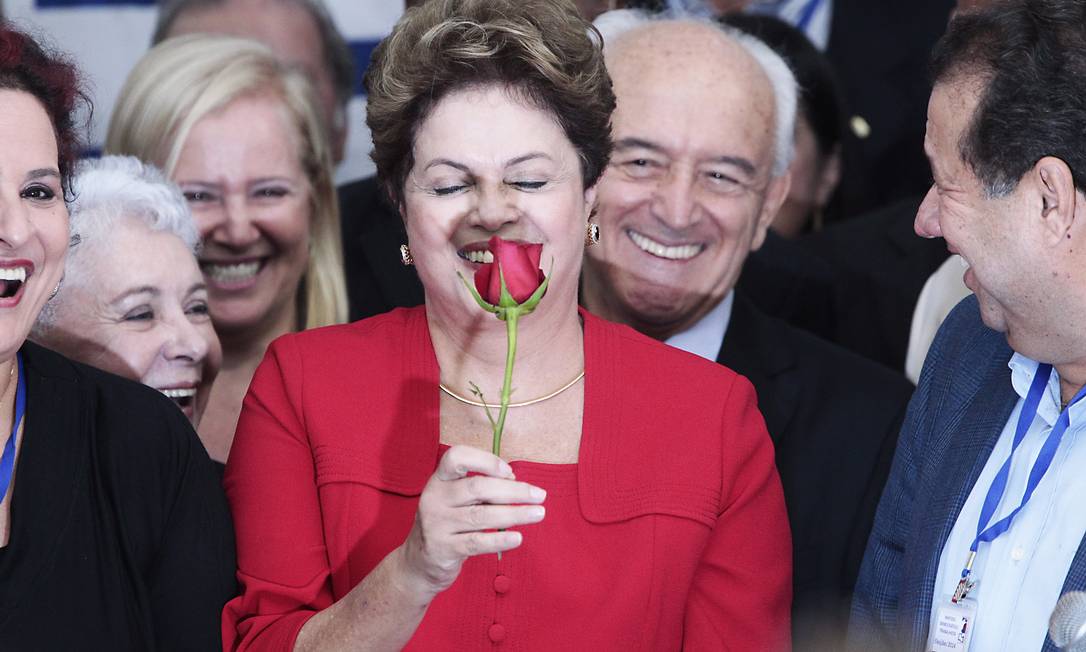 
A presidente Dilma recebeu uma rosa do presidente do PDT, Carlos Luppi
Foto:
Jorge William
/
O Globo
