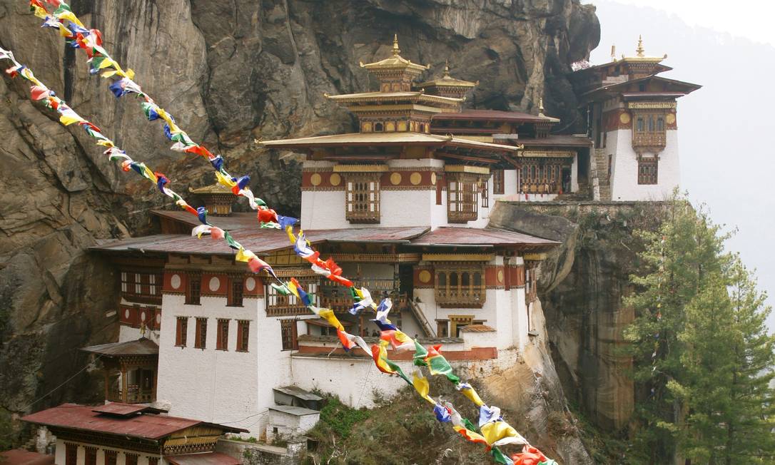 
O Ninho do Tigre, mosteiro encravado num penhasco a mais de mil metros de altitude, é uma das maiores atrações do Butão
Foto:
Claudia Sarmento
/
O Globo
