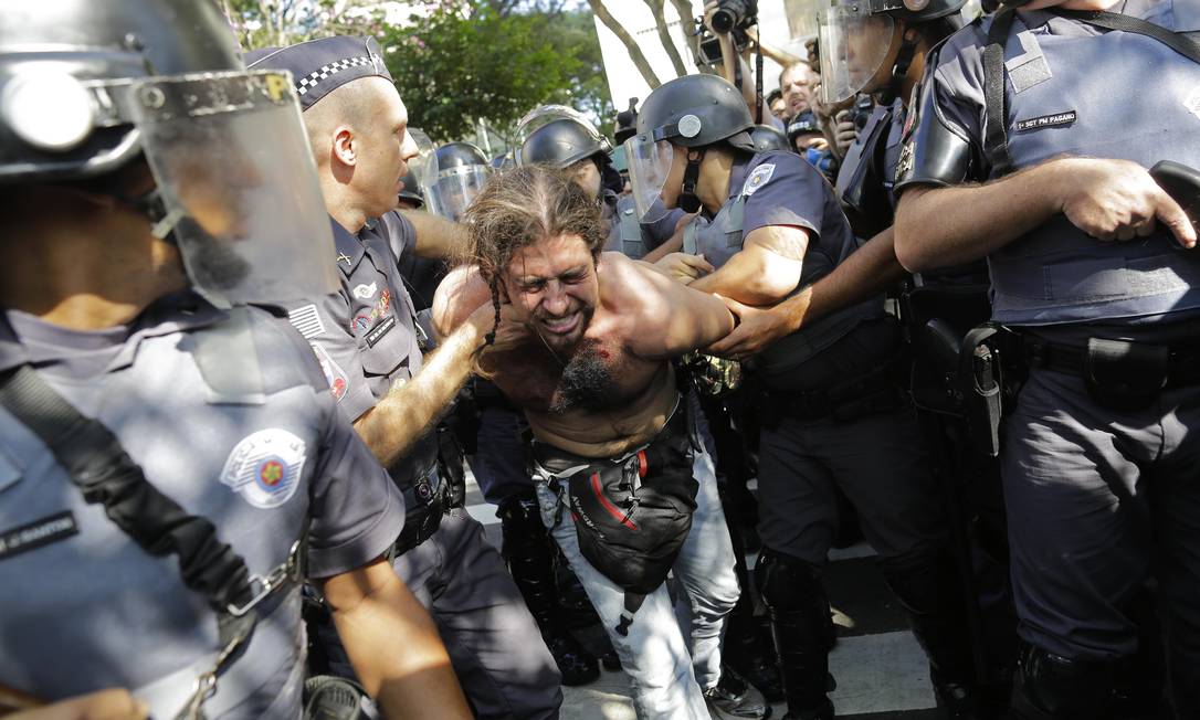 
Manifestante é detido por policiais em São Paulo
Foto:
Nelson Antoine
/
AP
