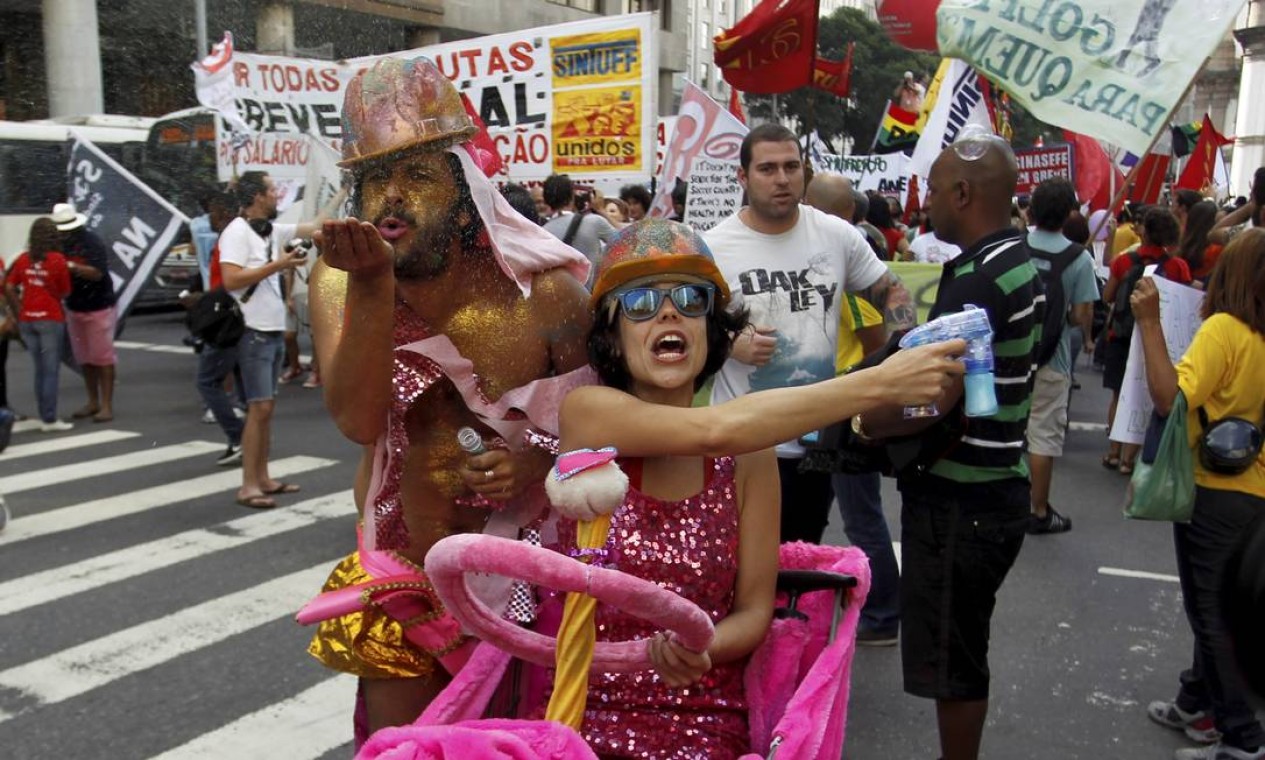 Manifestantes usam muito brilho para protestar Foto: Gabriel de Paiva / O Globo