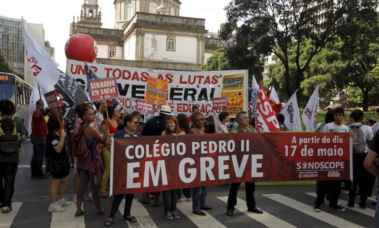 Faixa lembra a greve no Colégio Pedro II Foto: Gabriel de Paiva / O Globo