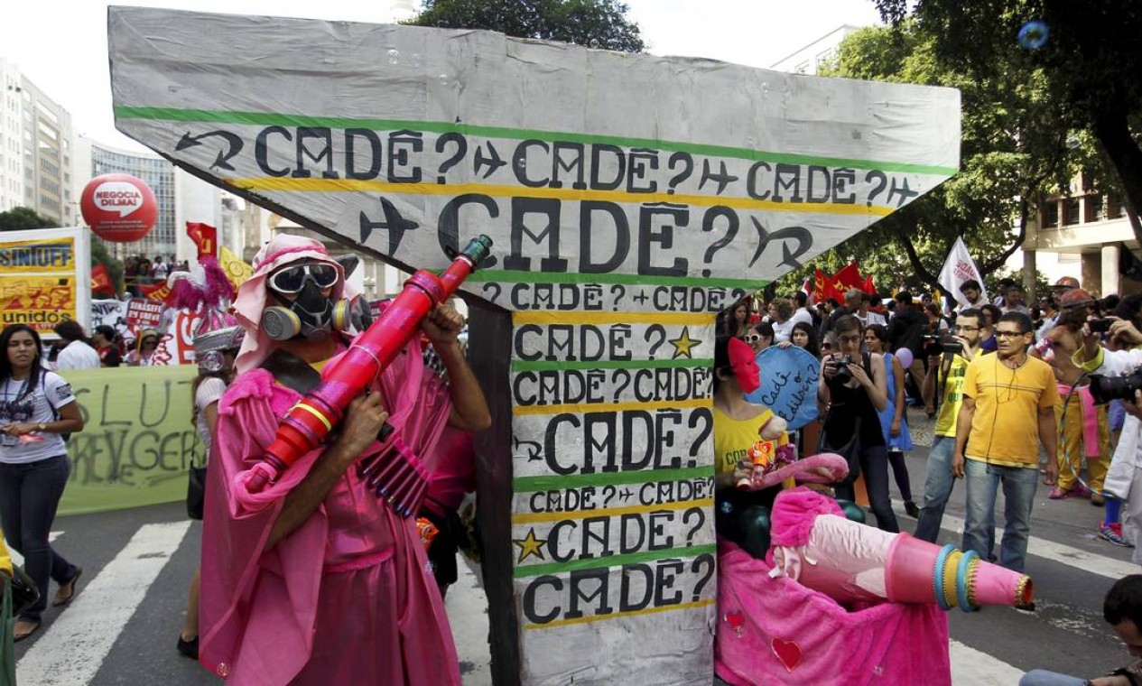 Manifestantes usam fantasias bem humoradas em ato contra a Copa no Centro do Rio Foto: Gabriel de Paiva / O Globo