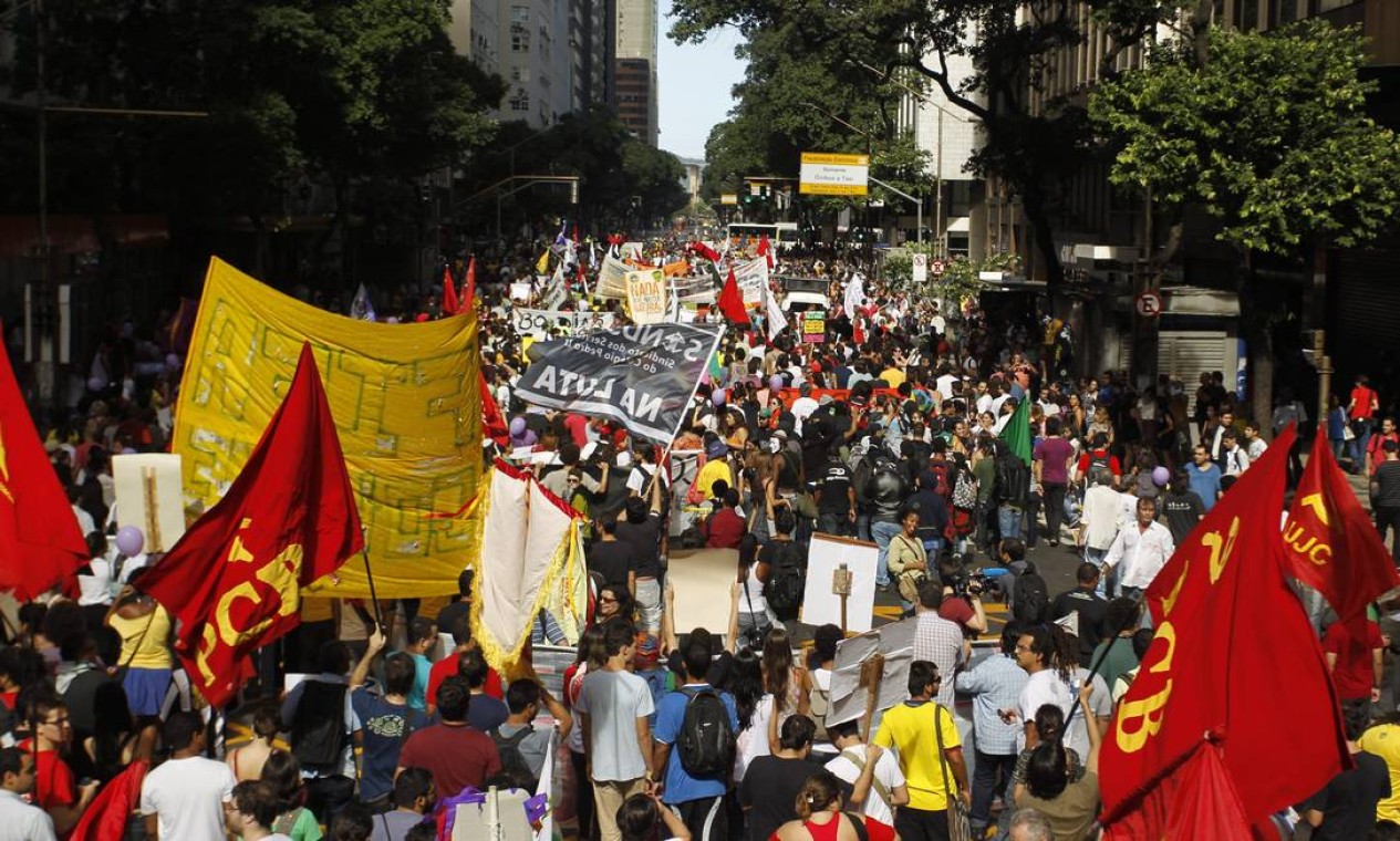 A manifestação começou pacífica. Os manifestantes saíram da Candelária e seguiram pela Avenida Rio Branco Foto: Gabriel de Paiva / O Globo