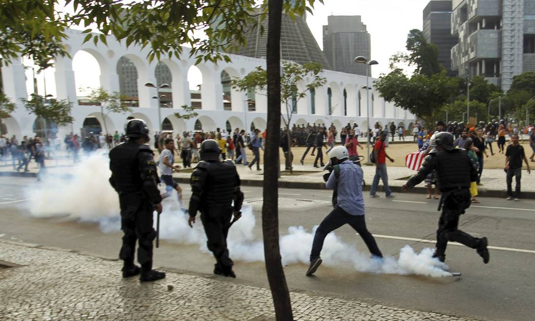 Tumulto entre PM e manifestantes na manifestação contra a Copa e pela educação em greve Foto: Gabriel de Paiva / O Globo