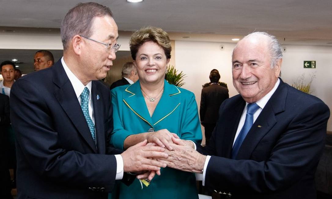 
Presidente Dilma Rousseff com o secretário-geral das Nações Unidas, Ban Ki-moon, e o presidente da FIFA, Joseph Blatter, durante cerimônia de abertura da Copa do Mundo
Foto:
Roberto Stuckert Filho/PR
