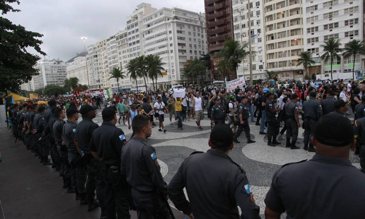 Policiais militares fazem cordão de isolamento em Copacabana Foto: Domingos Peixoto / Agência O Globo
